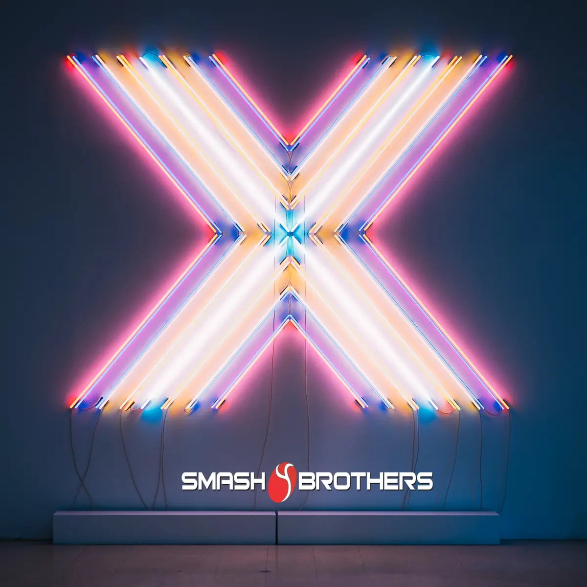Album-Cover «X»: Neon-X an einer Wand mit Smashbrothers-Logo