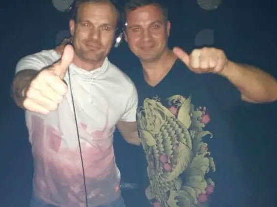 Simon und Thomas am DJ-Pult, Daumen hoch